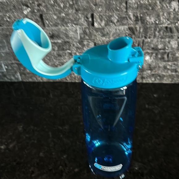 Nalgene On The Fly BPA-Free Water Bottle. 24 oz. On hand closing flip top. Blue. - Picture 4 of 4